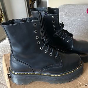 Dr . MARTENS “Air wair” style JADON  in Black